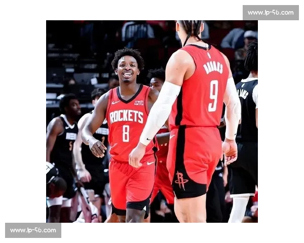 斯通打造 2.04 米巨无霸锋线！乌度卡 14 人轮换颠覆联盟