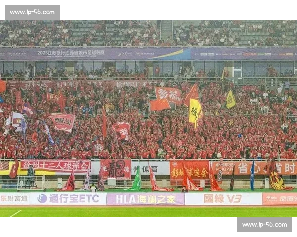 最红啦啦队出征苏超！激情助威点燃绿茵场